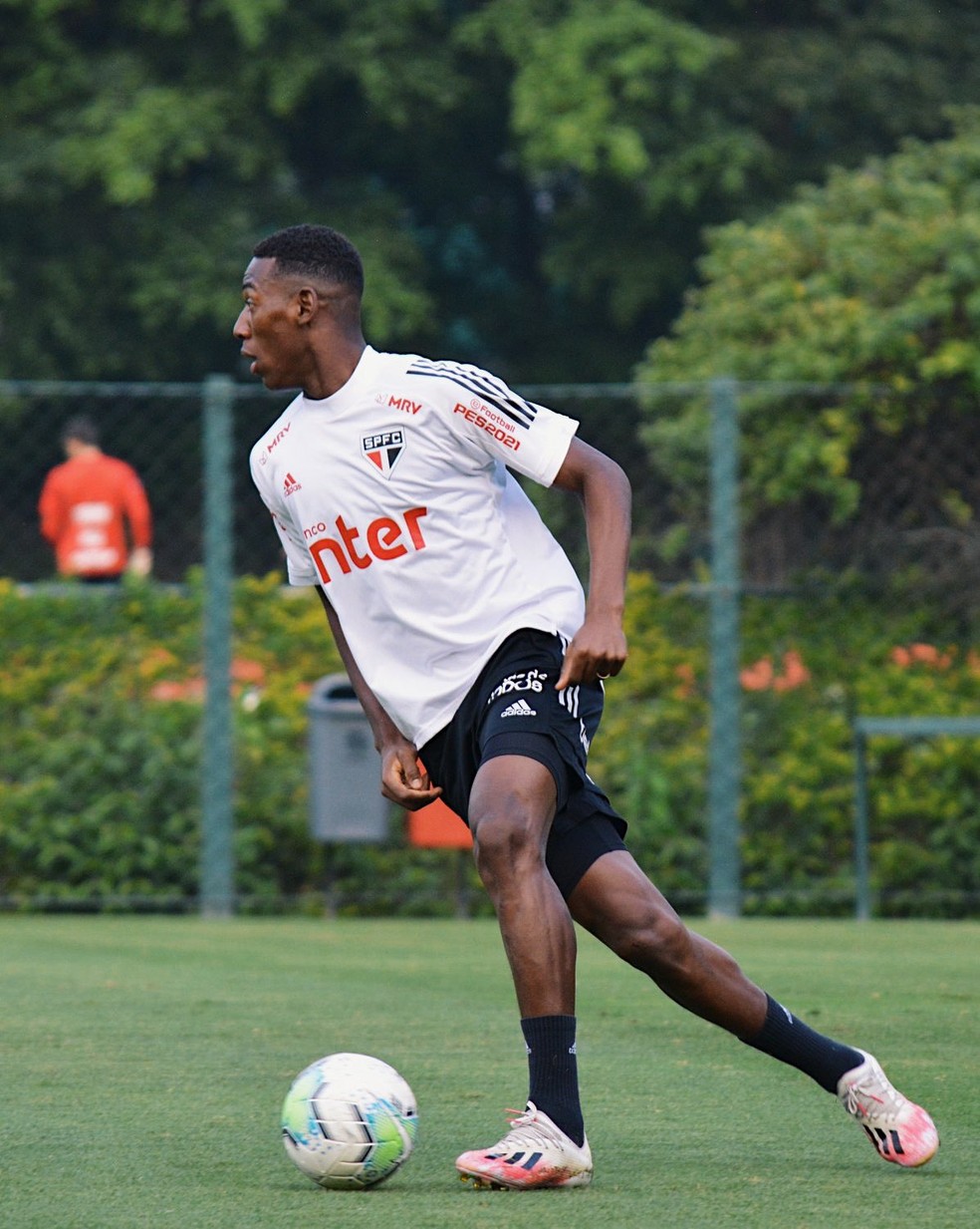 Léo em treino do São Paulo — Foto: Erico Leonan / saopaulofc.net
