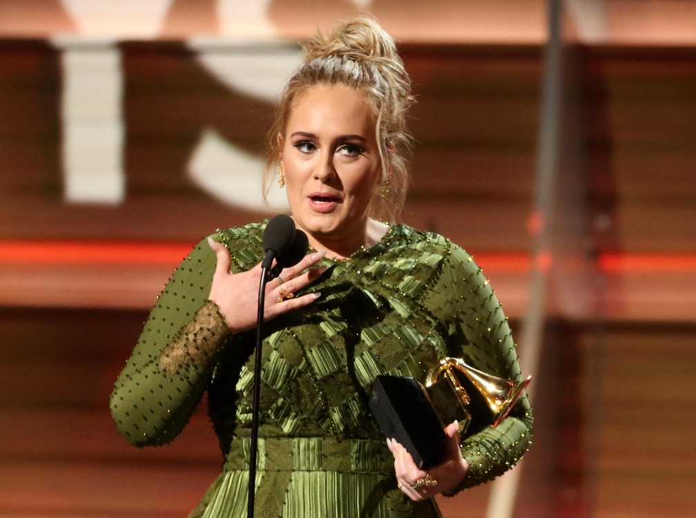Adele recebe prêmio por 'Hello' no Grammy 2017 (Foto: Reuters / Lucy Nicholson)