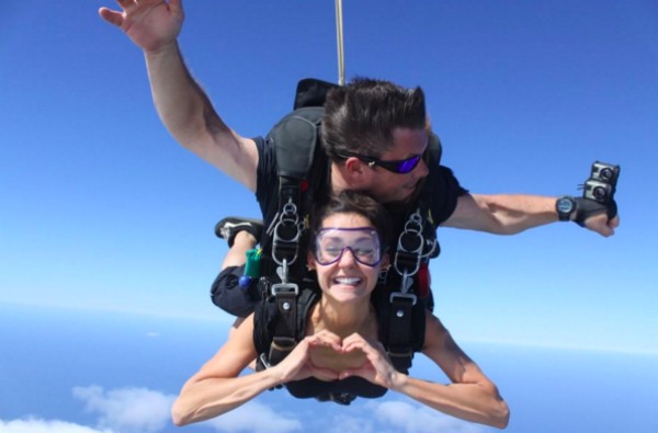 A atriz Nina Dobrev salta de paraquedas (Foto: Instagram)