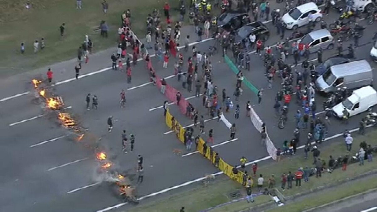 Indígenas bloqueiam Rodovia dos Bandeirantes em protesto contra projeto que muda demarcação de terras e nomeação de ministro