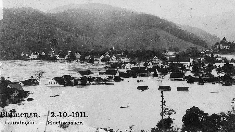 Blumenau 1911: alagamentos históricos devido à cheia do rio que corta a cidade. Desabamentos recentes causados pela expansão imobiliária.  — Foto: reprodução/acervo Furb – Acervo Claudia Siebert 