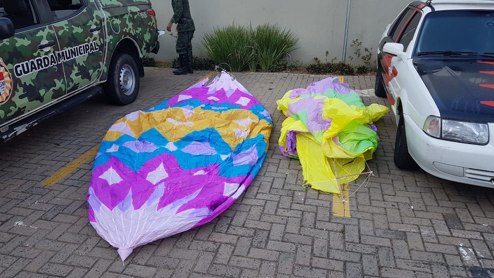 Jovens foram detidos suspeitos de resgatar um bal&atilde;o que caiu em Jundia&iacute; (SP). &mdash; Foto: Guarda Municipal de Jundia&iacute;