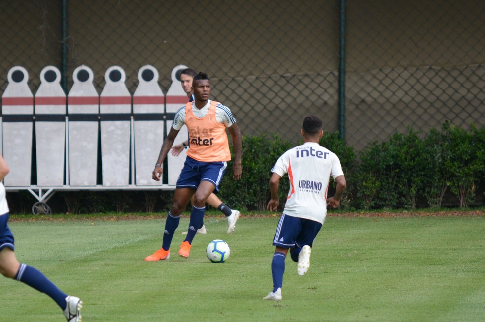 Arboleda treina com bola no São Paulo — Foto:  Érico Leonan / saopaulofc.net