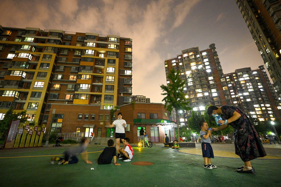 Crianças brincam em complexo residencial em Pequim