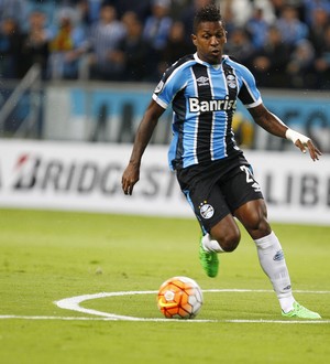 Com gol perdido, Bolaños bate furada e canelada e tem o lance mais bizarro
