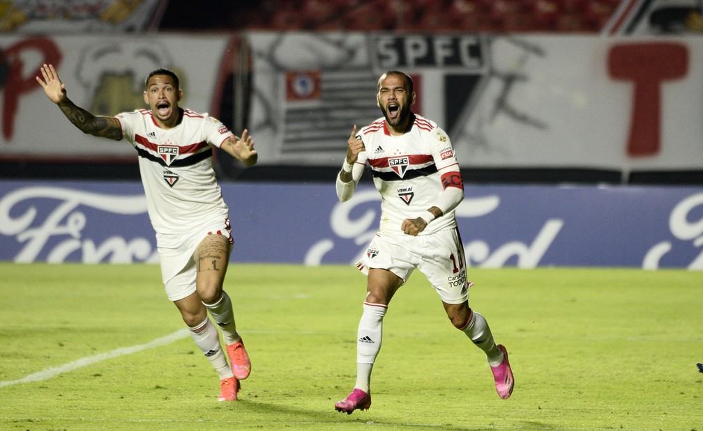 Técnico celebra Daniel Alves e Luciano 