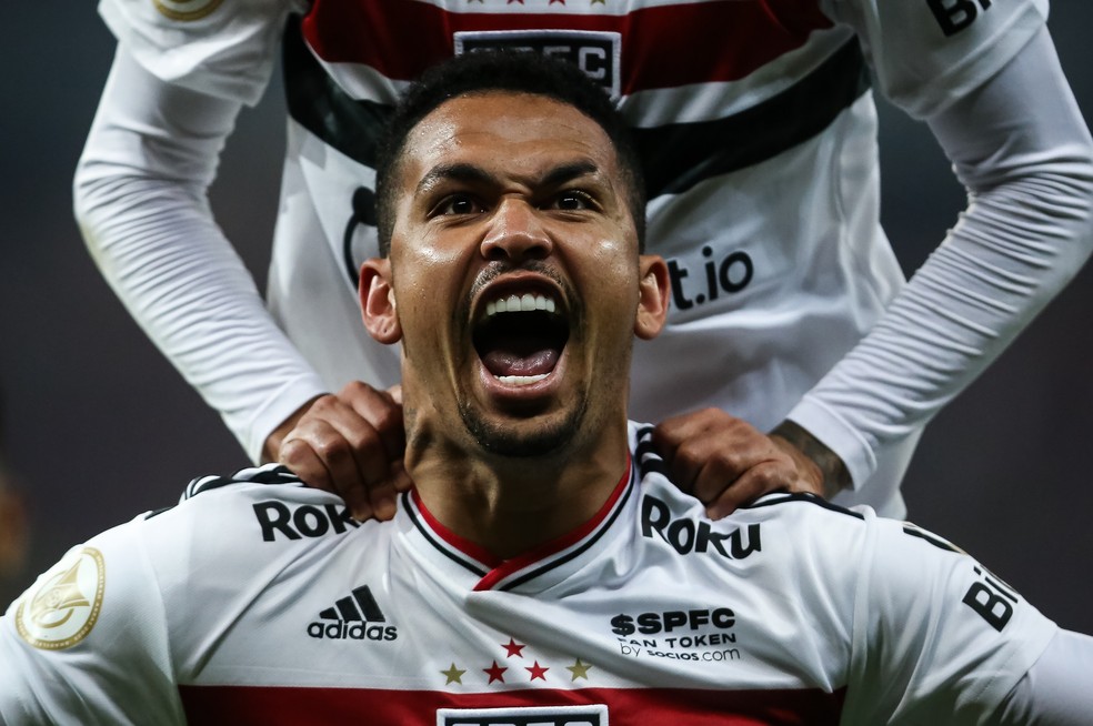 Luciano comemora gol do São Paulo contra o Inter — Foto: Pedro H. Tesch/AGIF