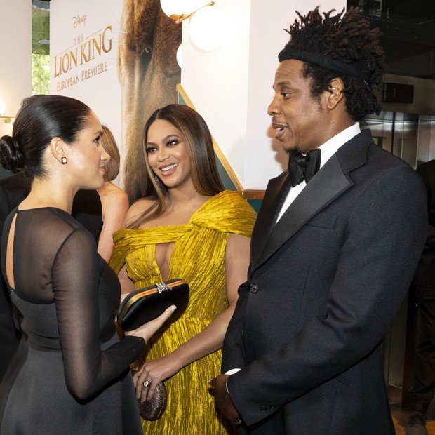 LONDON, ENGLAND - JULY 14: Meghan, Duchess of Sussex (L) meets cast and crew, including Beyonce Knowles-Carter (C) Jay-Z (R) as she attends the European Premiere of Disney's "The Lion King" at Odeon Luxe Leicester Square on July 14, 2019 in London, Englan (Foto: Getty Images)