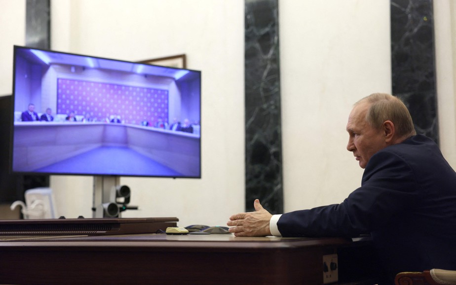Presidente da Rússia, Vladimir Putin, durante reunião por videoconferência com representantes da Comunidade dos Estados Independentes