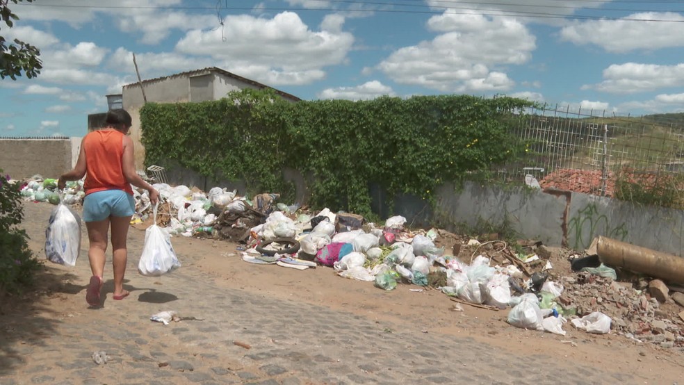 Timbaúba ficou sem coleta de lixo — Foto: Reprodução/TV Globo