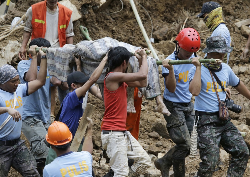Equipes de resgate transportam corpo de mina da cidade de Itogon que foi soterrada com a passagem do tufão Mangkhut — Foto: Aaron Favila/AP Photo