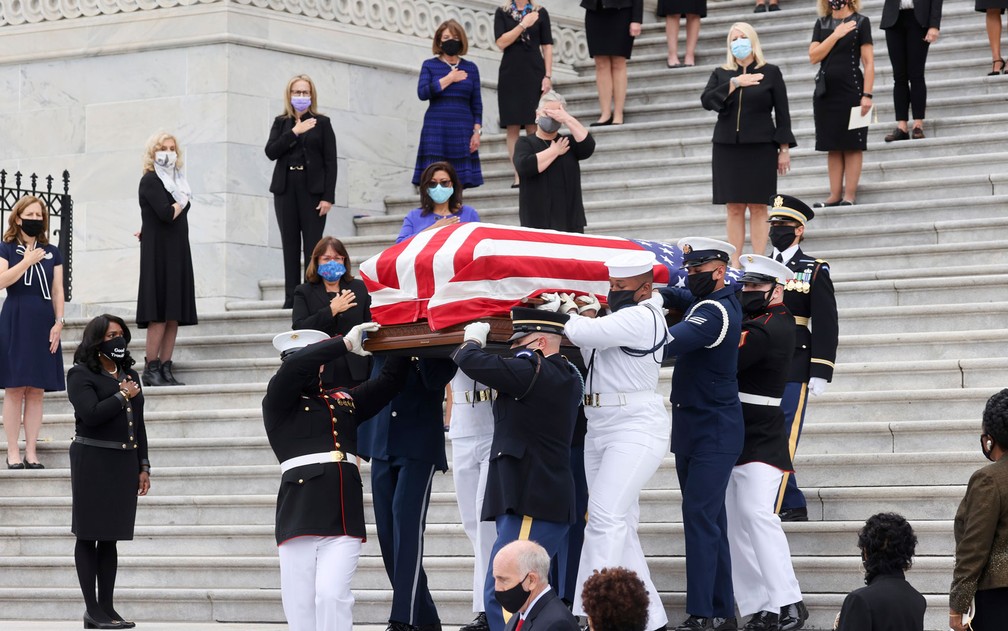  Mulheres congressistas observam da escadaria do Capitólio a chegada do caixão com o corpo da juíza da Suprema Corte Ruth Bader Ginsburg, em Washington DC, na sexta-feira (25) — Foto: Jonathan Ernst/Pool via AP