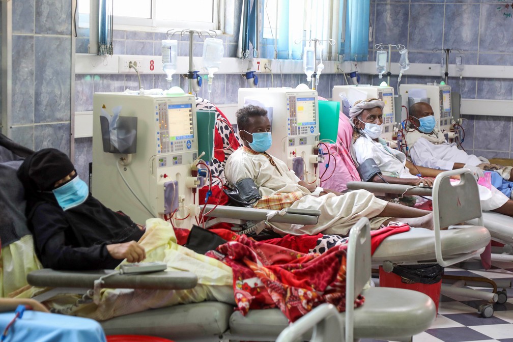 Pacientes com falência renal fazem diálise em Taez, no Iêmen, no dia 8 de junho. — Foto: Ahmad Al-Basha / AFP