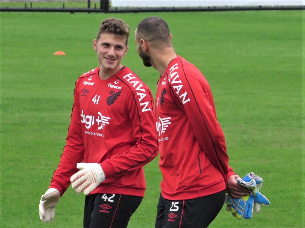 Bento (com a camisa 41) também renovou contrato — Foto: Fernando Freire