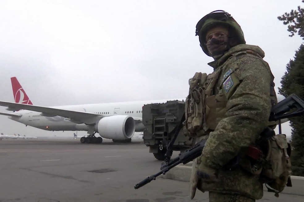Militares russos estão deixando o Cazaquistão — Foto: HANDOUT / RUSSIAN DEFENCE MINISTRY / AFP