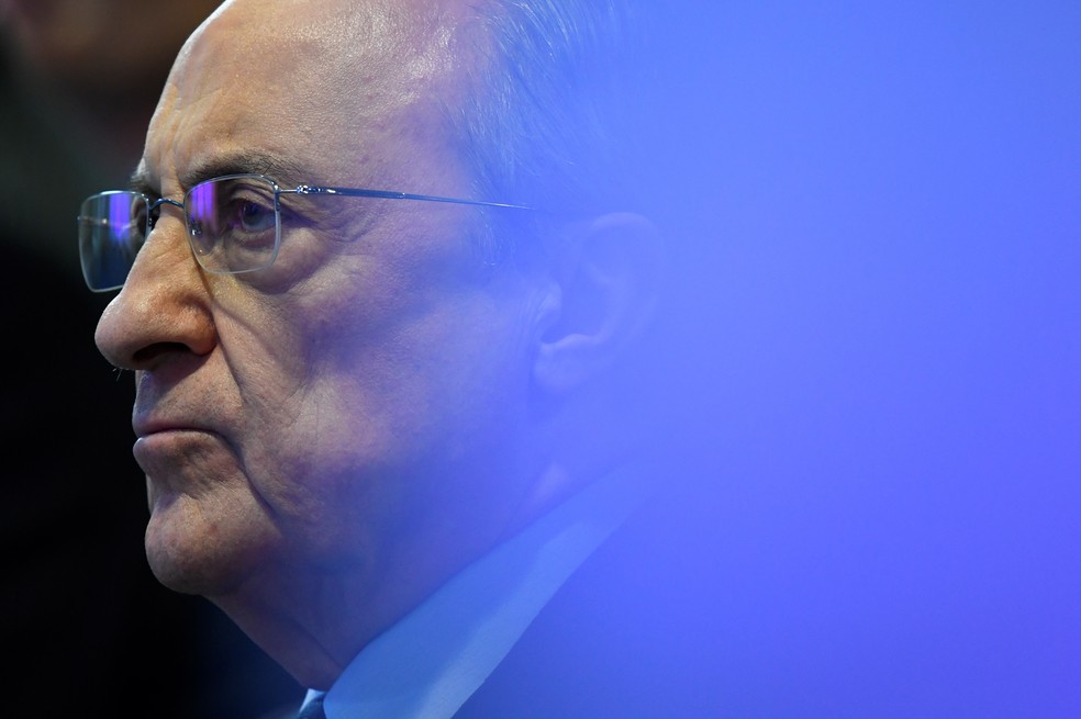 Florentino Pérez, presidente do Real Madrid, fica isolado após desistências na Superliga — Foto: AFP