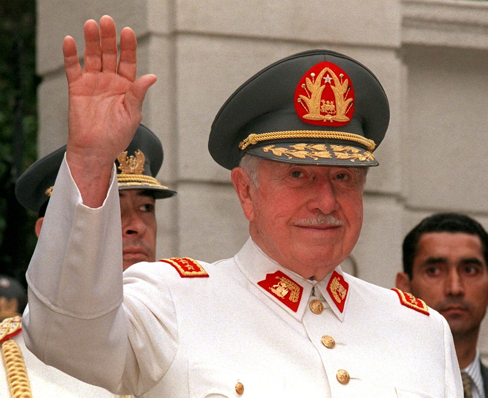 Augusto Pinochet durante seu aniversário de 82 anos em novembro de 1997 — Foto: Cris BOURONCLE / AFP