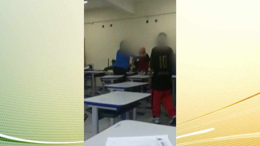 Alunos arremessaram livros e carteiras em professora — Foto: Reprodução/TV Globo