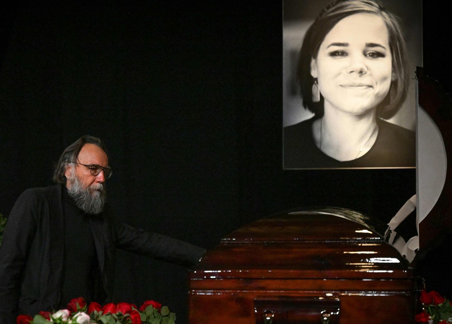 Alexander Dugin participa de funeral da filha, Daria Dugina, morta em explosão de carro-bomba nos arredores de Moscou