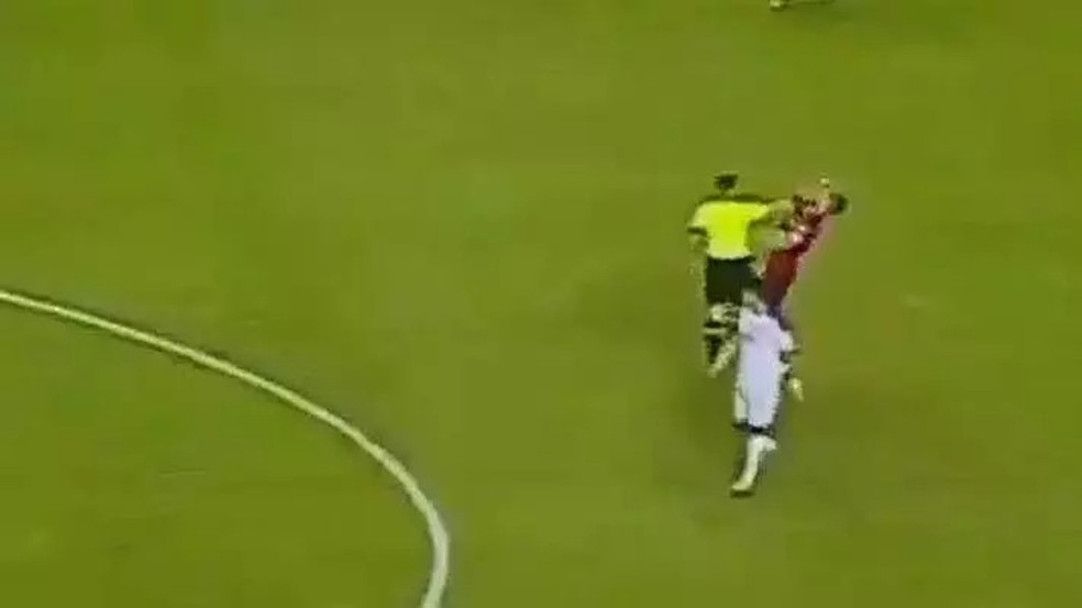 Árbitro acerta o rosto de Diego no jogo contra a LDU — Foto: Reprodução