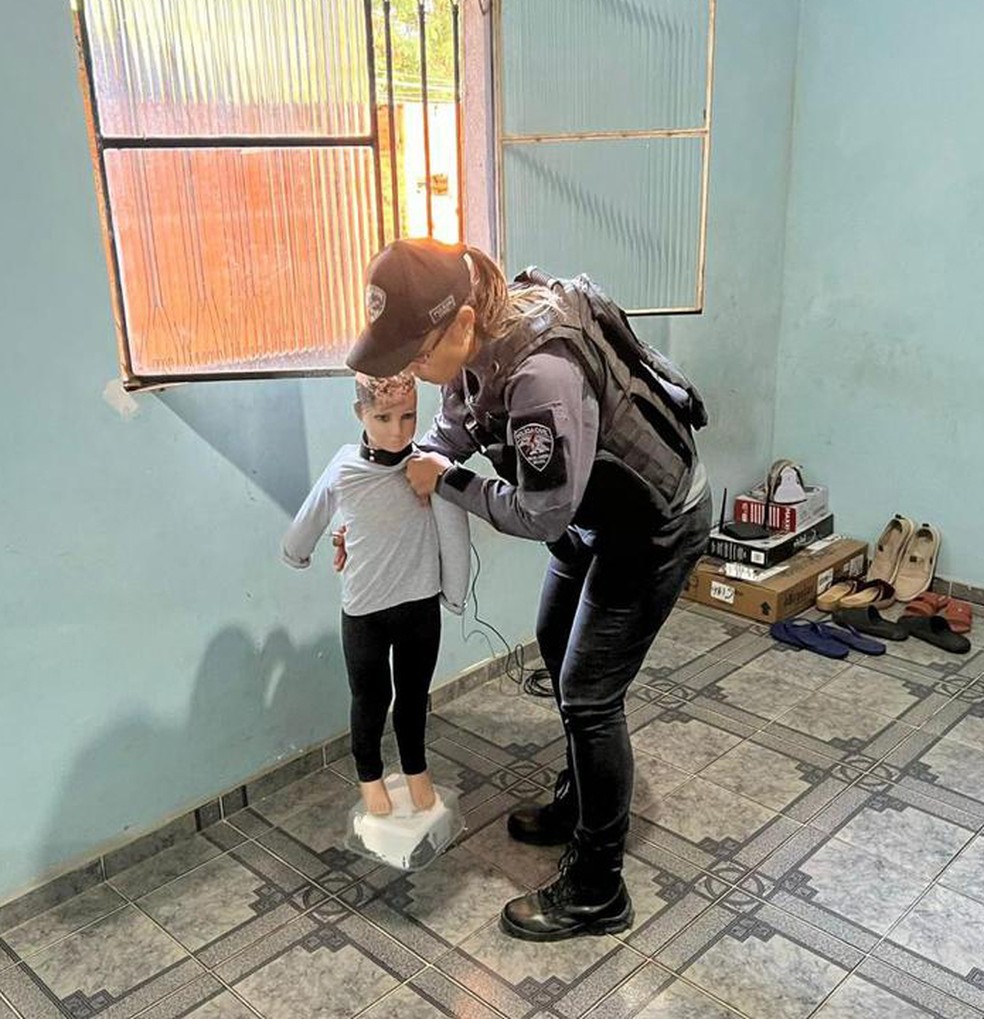 Policiais usaram um boneco na reprodução da morte de Kauã. Investigadores verificaram que ele morreu por esganadura e não por suicídio — Foto: Reprodução