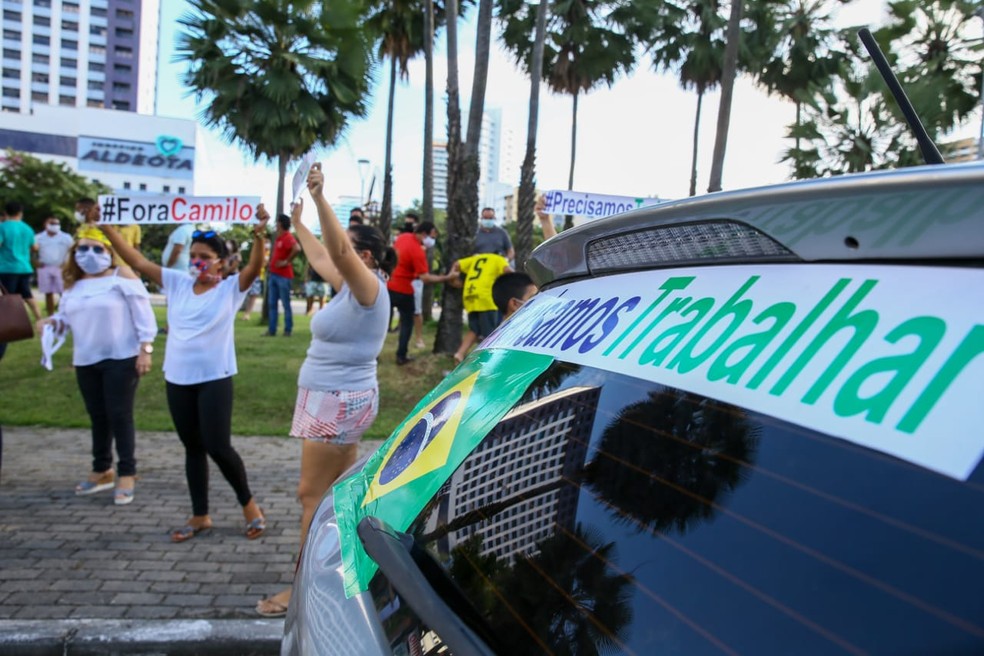 Manifestantes na área nobre de Fortaleza criticaram medidas de isolamento social — Foto: Camila Lima/SVM