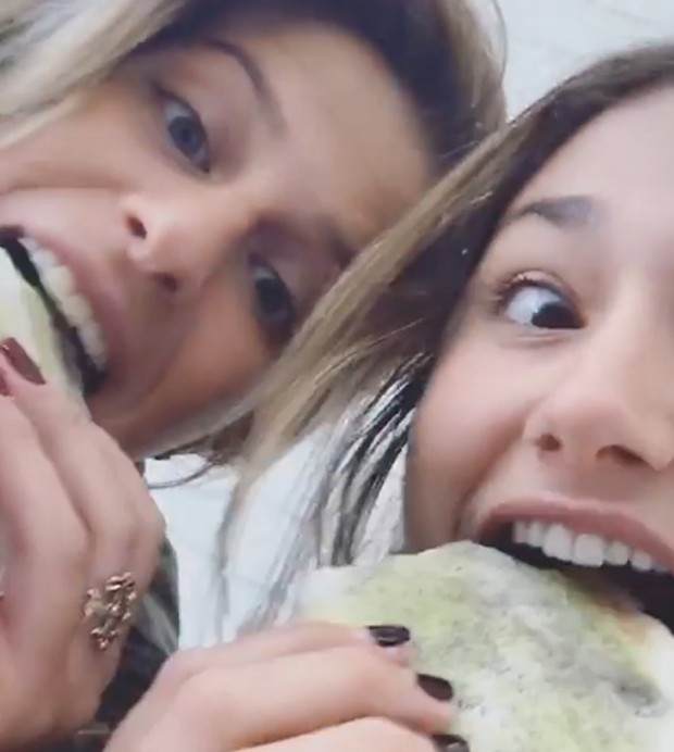 Sasha e amiga comendo tapioca (Foto: Reprodução/Instagram)