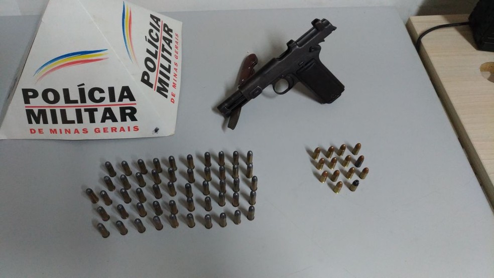 Jovem tinha arma e munição escondida em casa  (Foto: Polícia Militar/Divulgação)