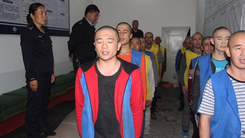 Detidos parecem estar em sessões de doutrinação (Foto: BBC News)