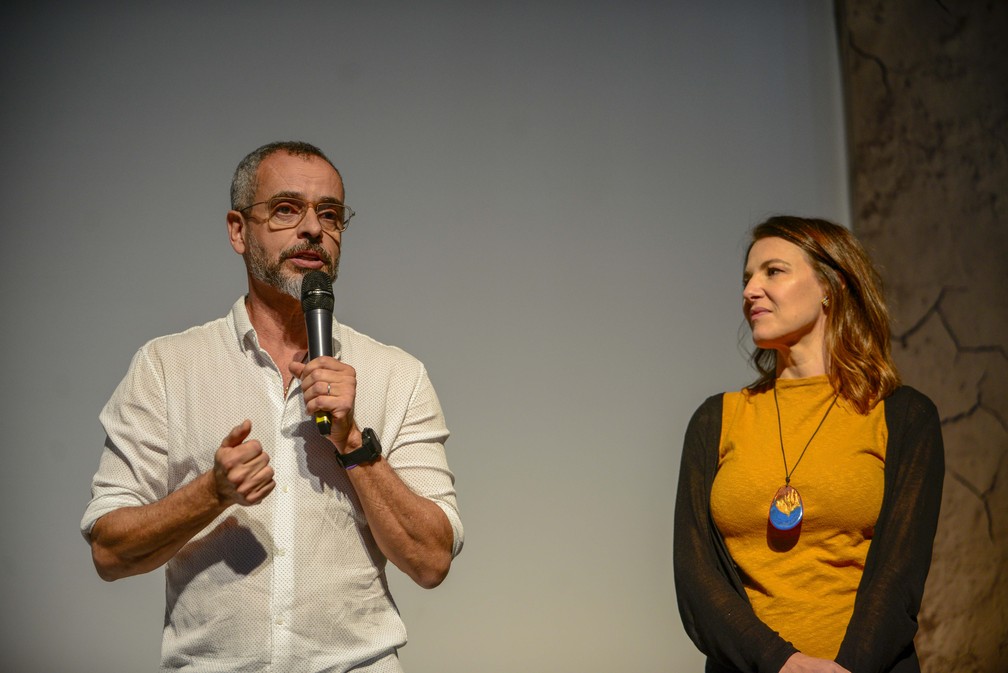 Os autores Marcos Nisti e Estela Renner falam durante a coletiva de imprensa de "Aruanas" em SÃ£o Paulo  â Foto: DivulgaÃ§Ã£o