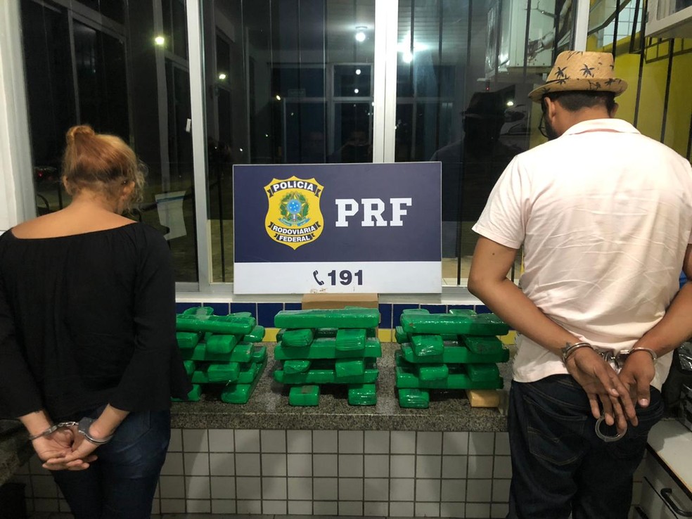 Casal é preso com 30 kg de maconha em tabletes na BR-101 em São Sebastião, AL — Foto: Divulgação/PRF