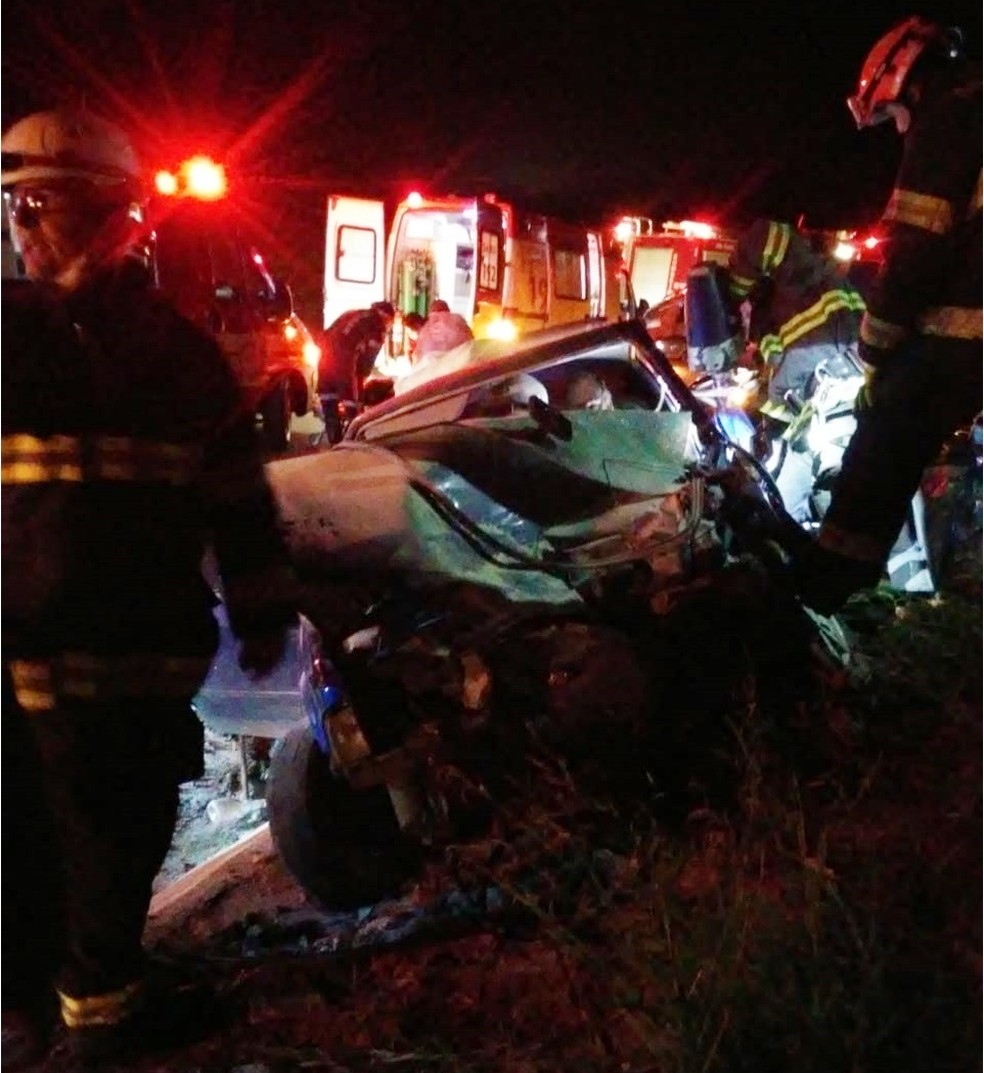 Três pessoas ficam feridas após se envolverem em colisão entre dois carros, em Angatuba — Foto: Arquivo Pessoal