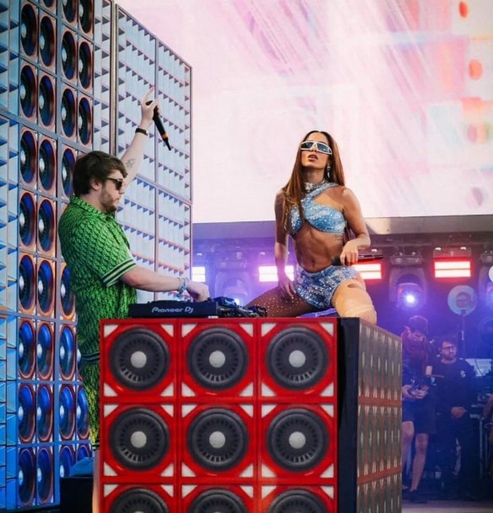 Murda Beatz e Anitta no palco do Coachella em abril — Foto: Reprodução/Instagram