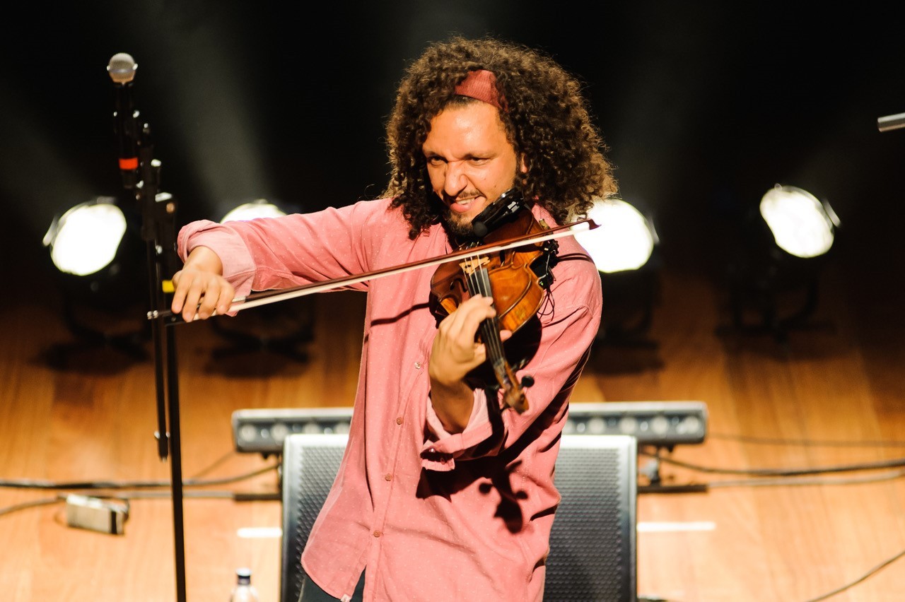 Em espetáculo gratuito com orquestra em Campinas, violinista lança disco gravado em Cuba
