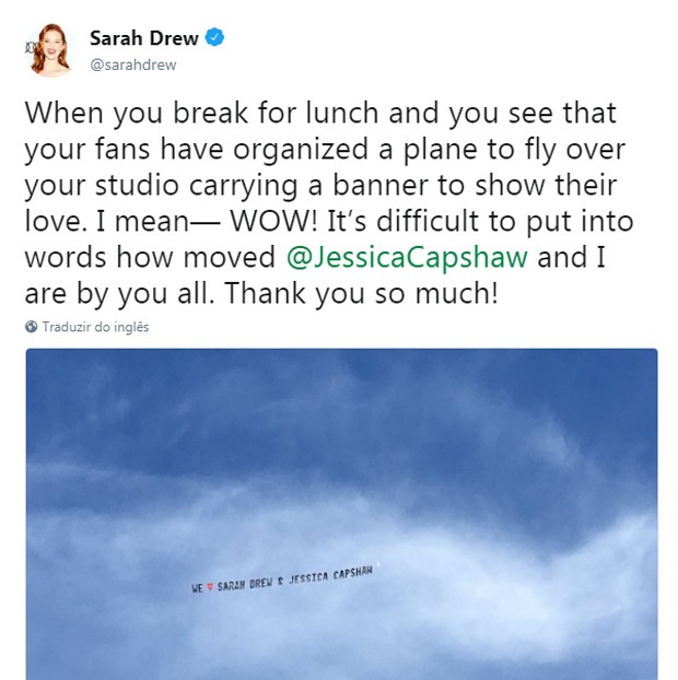 Reação de Sarah Drew ao ver avião com banner (Foto: Reprodução/Twitter)