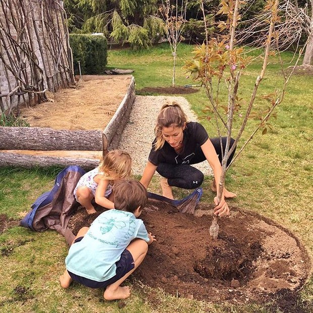 Gisele Bündchen planta uma árvore com os filhos no Dia da Terra (Foto: Reprodução/Instagram)