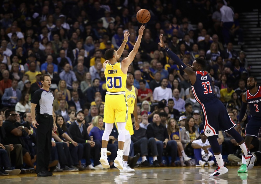 Stephen Curry acerta 11 bolas de três, faz 51 pontos, e Warriors vencem  mais uma | nba | Sportv