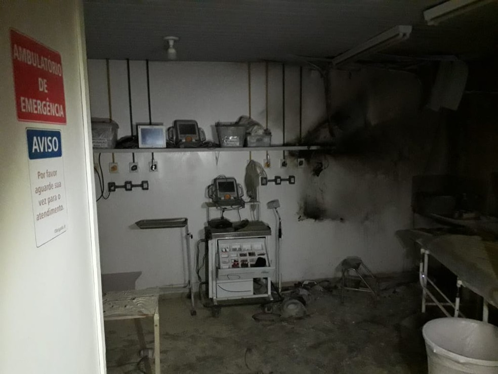 Pistas apontam que curto circuito gerou princípio de incêndio em sala de emergência — Foto: Victor Vidigal/G1