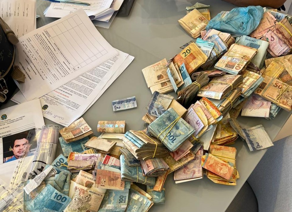Várias cédulas foram apreendidas pela PF na sede da Braiscompany — Foto: Divulgação/Polícia Federal