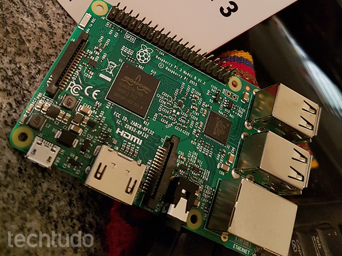 Cada geração do Raspberry Pi tem especificações de energia diferentes (Foto: Filipe Garrett/TechTudo)