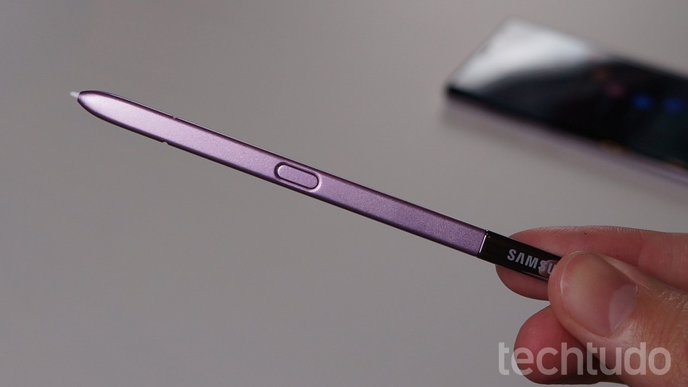 Galaxy Note 9 tem caneta (S-Pen) que funciona como controle remoto (Foto: Thássius Veloso/TechTudo)