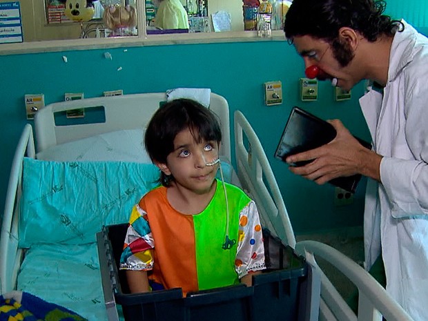 Matheus deixou hospital em uma simulação de 'fuga' (Foto: Reprodução/TV Globo)
