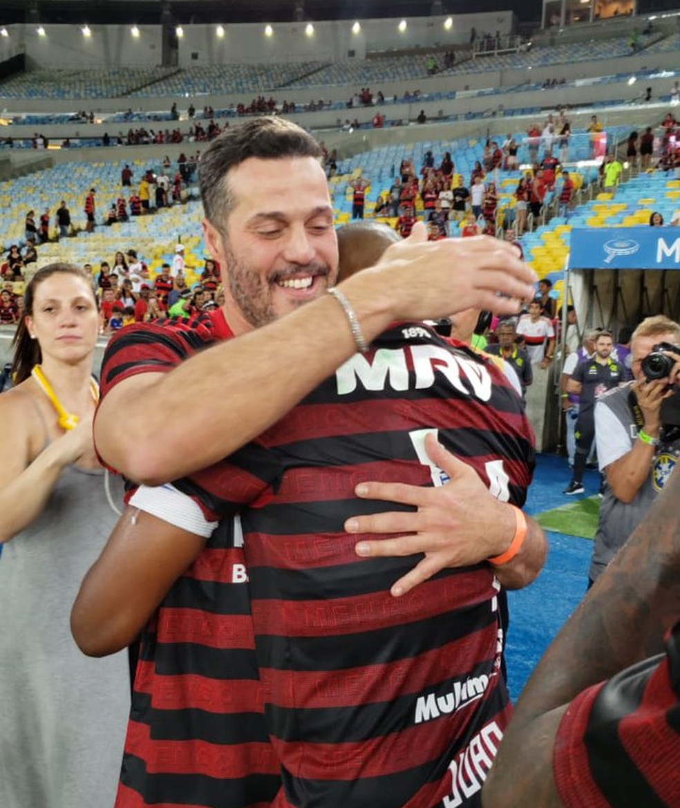 J�lio C�sar abra�a Juan no gramado � Foto: Flamengo / Divulga��o