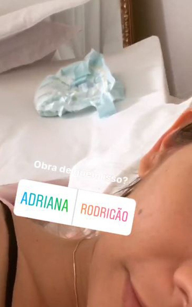 Adriana Sant'Anna mostrando fralda deixada por Rodrigão (Foto: Reprodução/Instagram)