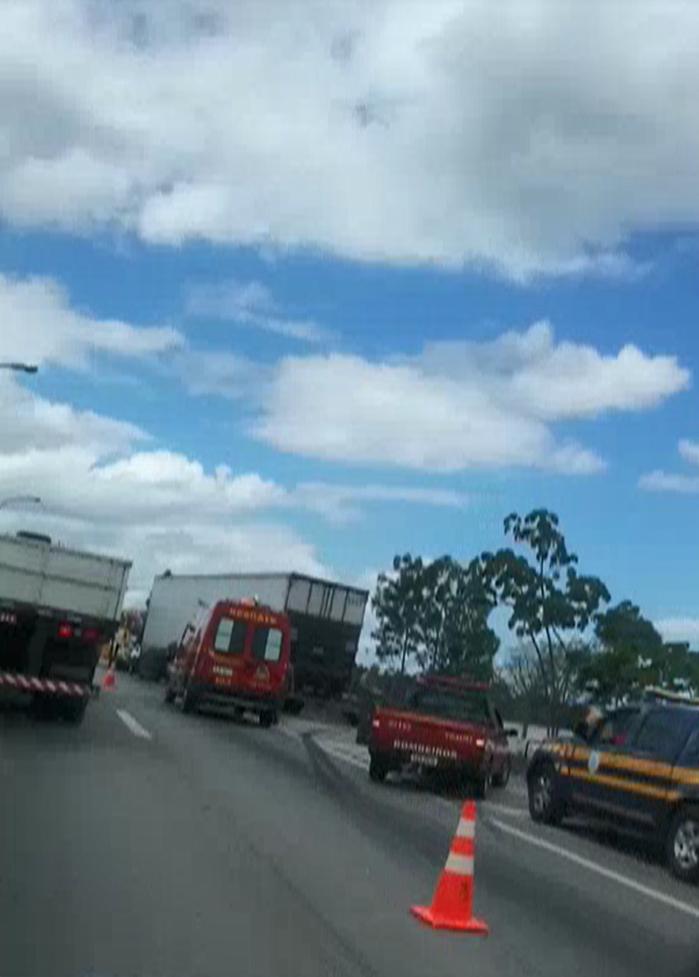 Acidente Entre Caminhões Causa Lentidão Na Dutra Em Jacareí Vale Do Paraíba E Região G1