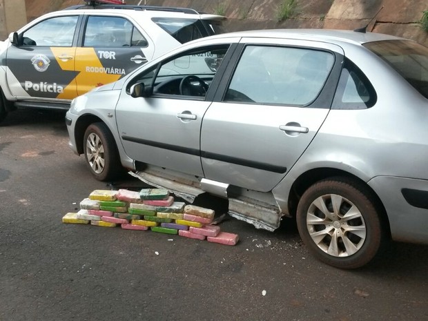 Foram apreendidos 26,5 quilos de cocaína (Foto: Polícia Rodoviária/Divulgação)