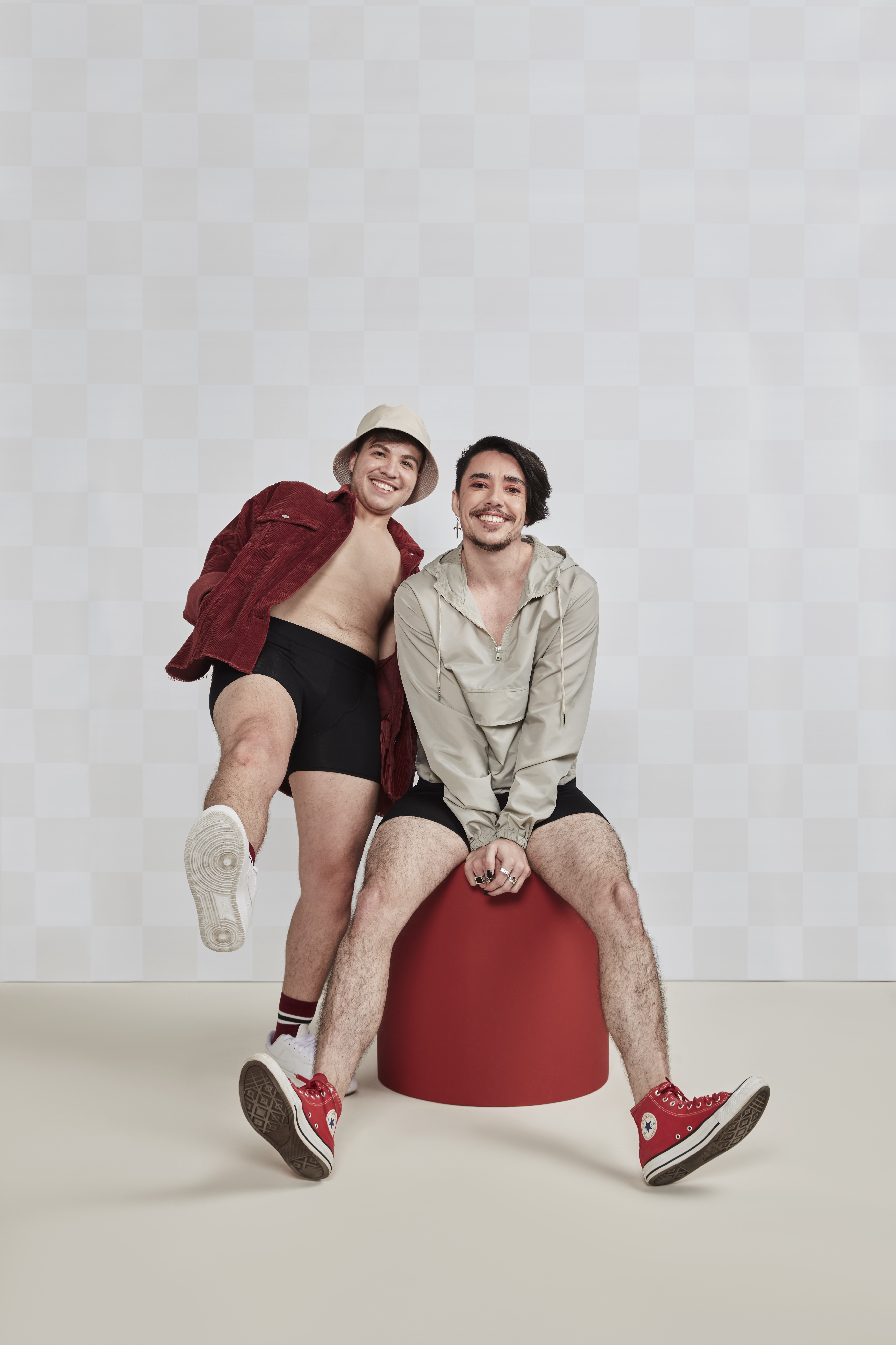 Dois modelos posam com as cuecas menstruais para homens trans (Foto: Divulgação)