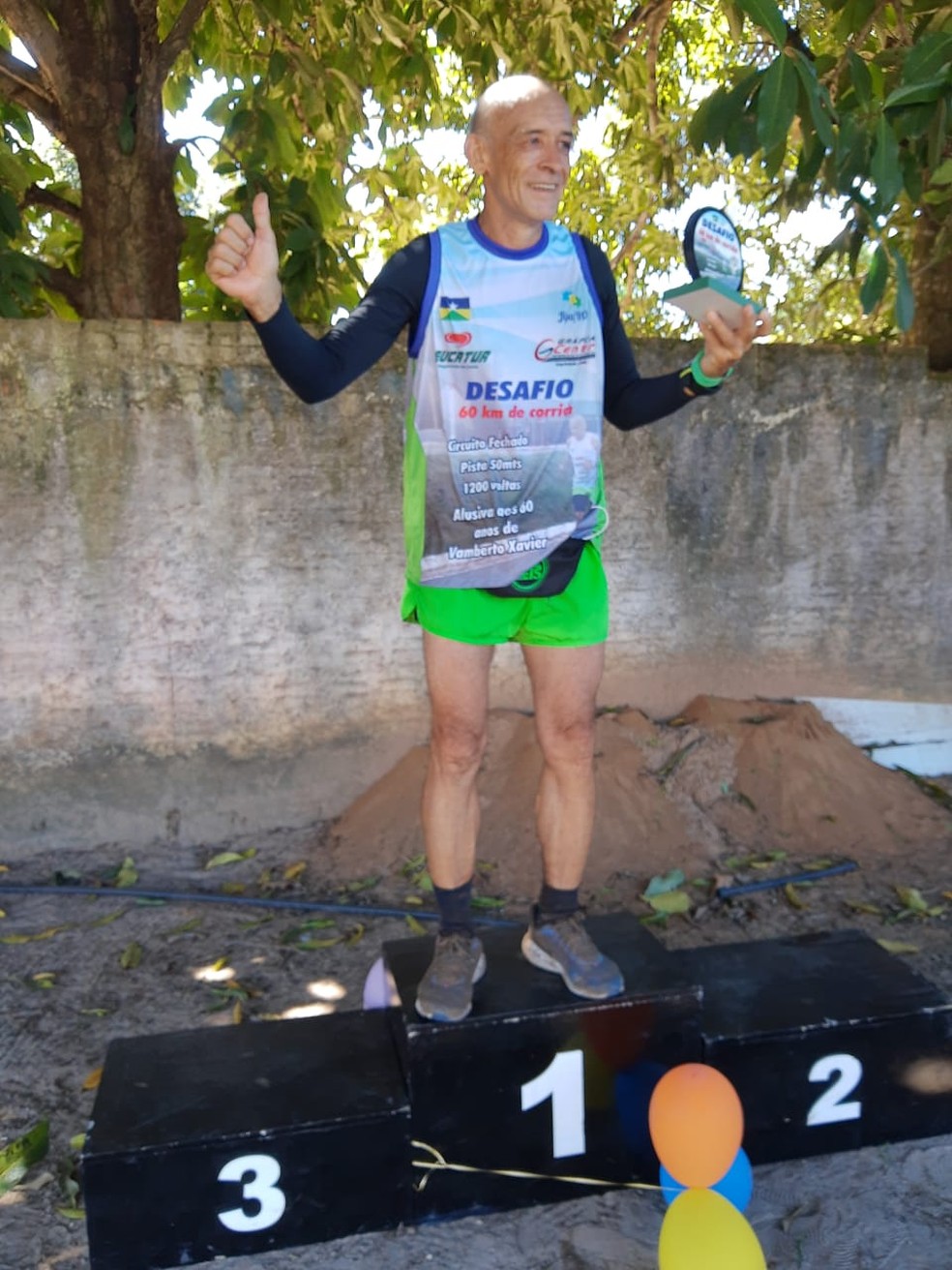 Vanberto no pódio após completar 1300 voltas na pista de 50 metros — Foto: Arquivo Pessoal