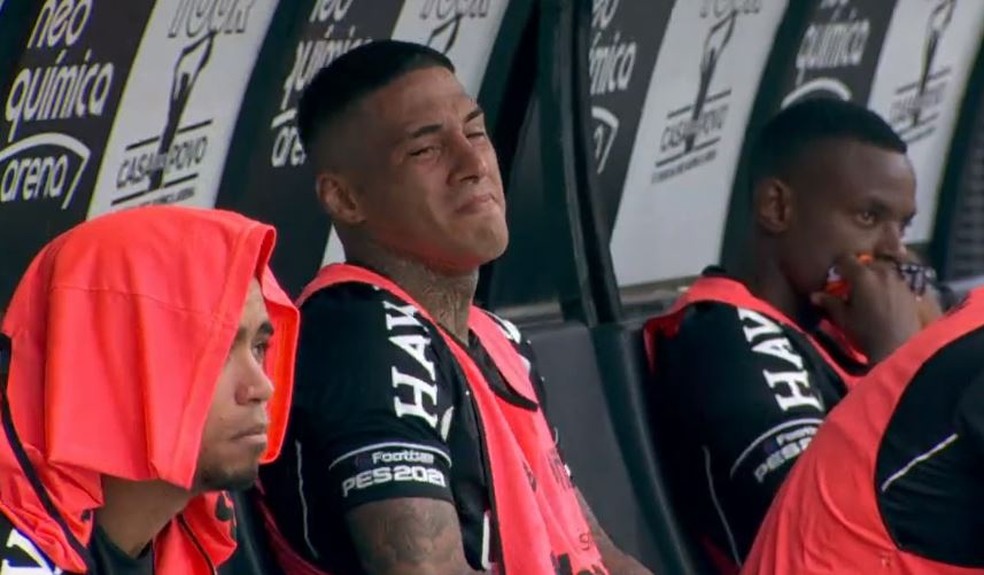 Carlinhos chora com o rebaixamento virtual do Vasco — Foto: Reprodução