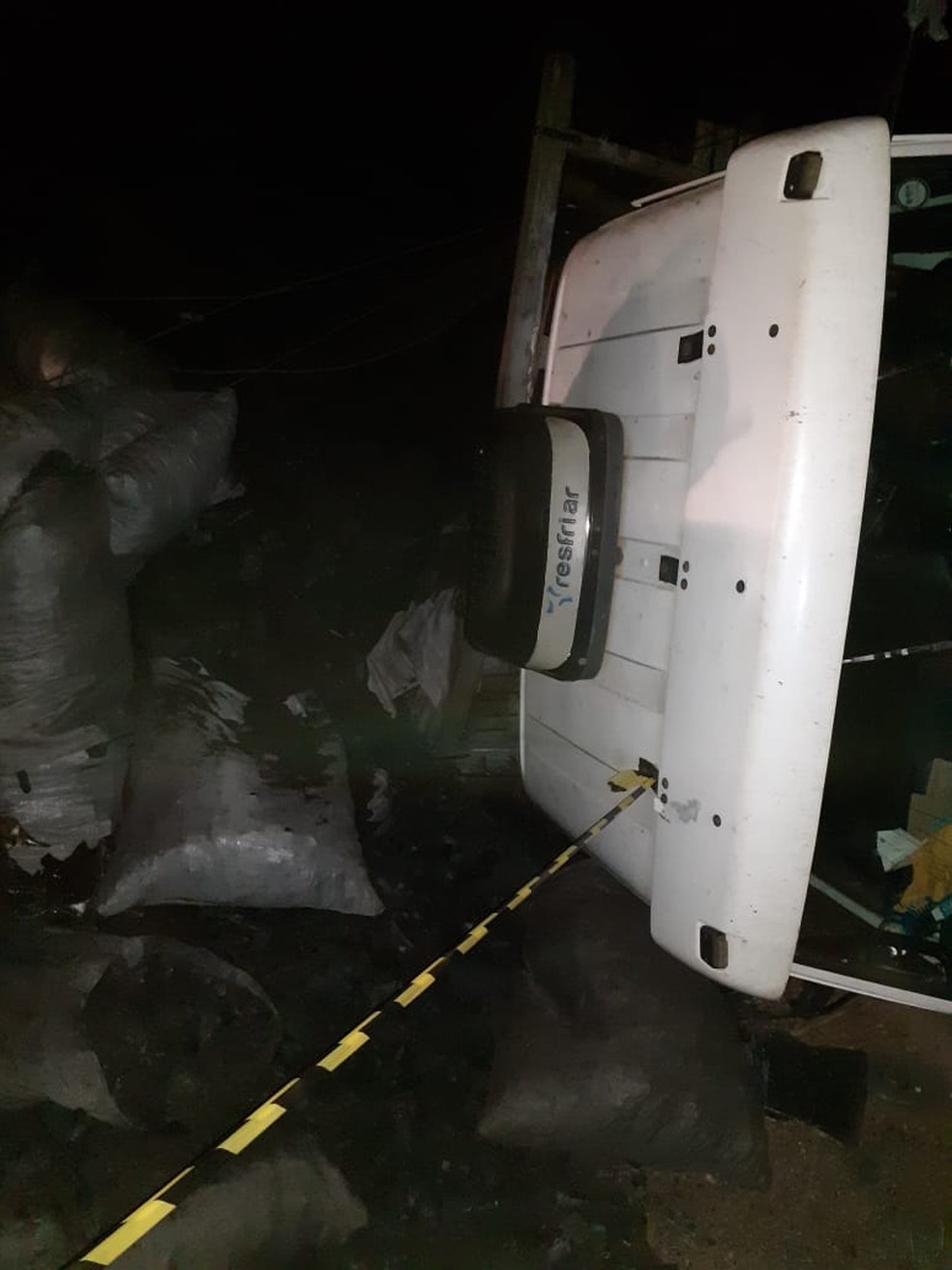 Caminhão tombou após ser atingido pelo carro — Foto: Polícia Militar Rodoviária/ Divulgação